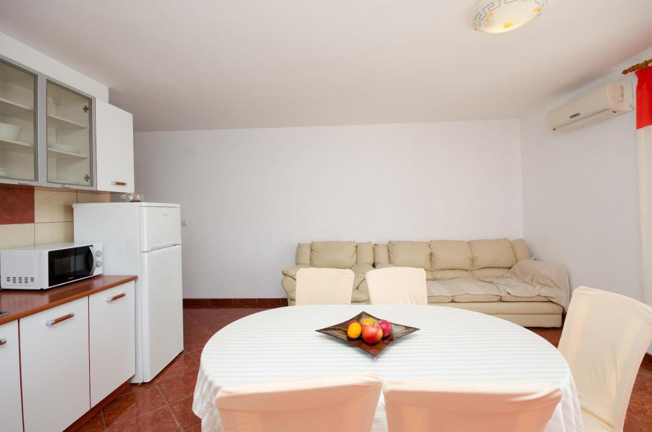 לופאר Apartments Pela מראה חיצוני תמונה