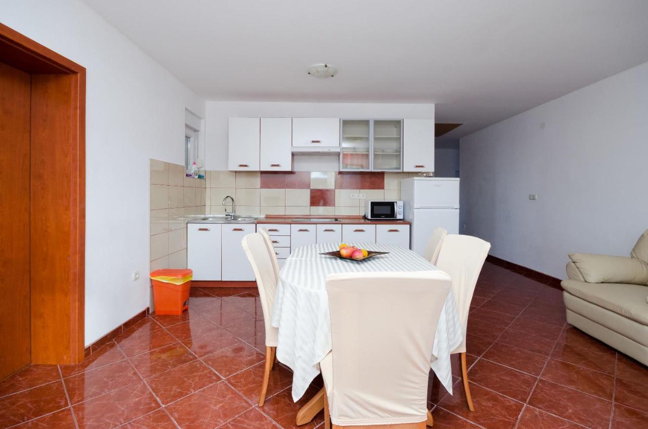 לופאר Apartments Pela מראה חיצוני תמונה
